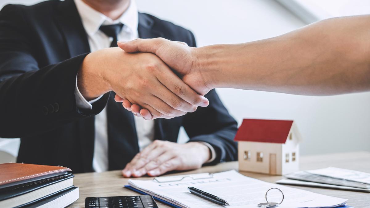 Una persona formaliza una hipoteca en una entidad financiera.