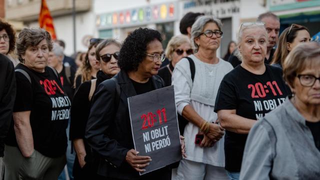 Decenas de personas durante una marcha en homenaje a las víctimas de la dana.
