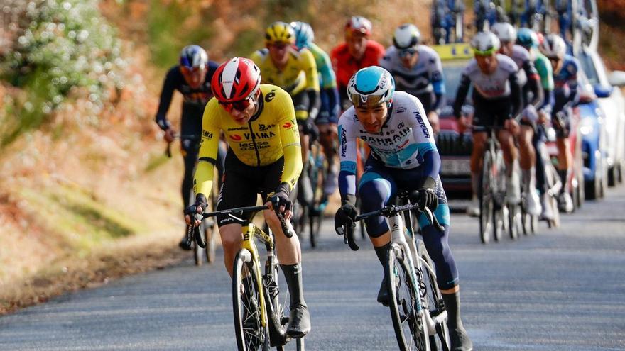 Vingegaard, con Lenny Martínez a rueda.