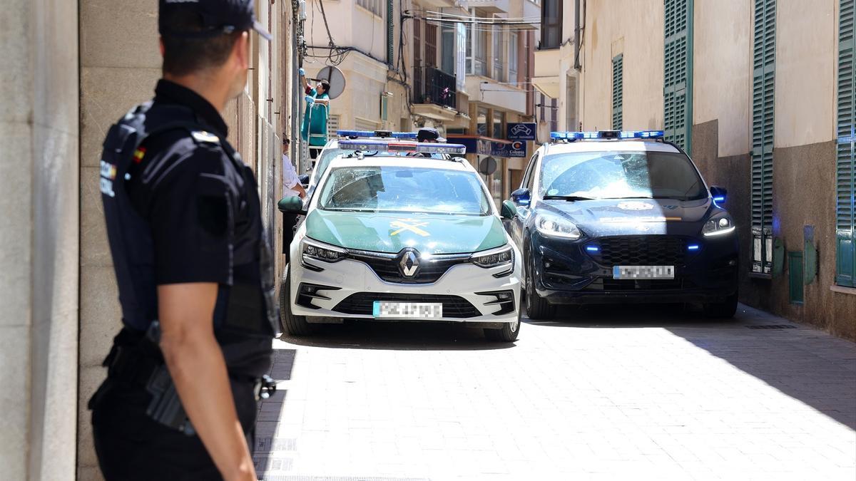 Imagen de un dispositivo de la Policía Nacional y la Guardia Civil en Manacor, Mallorca.