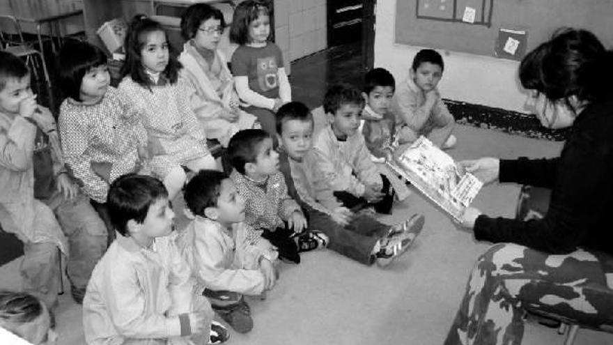 Niños atienden una sesión de cuentacuentos.