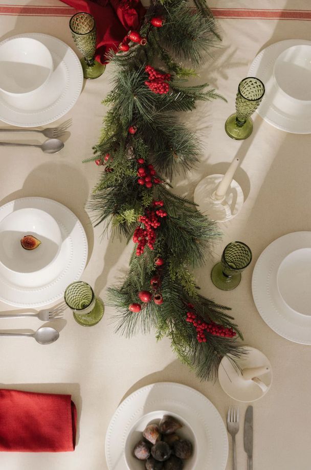 Guirnalda decorativa sobre la mesa.