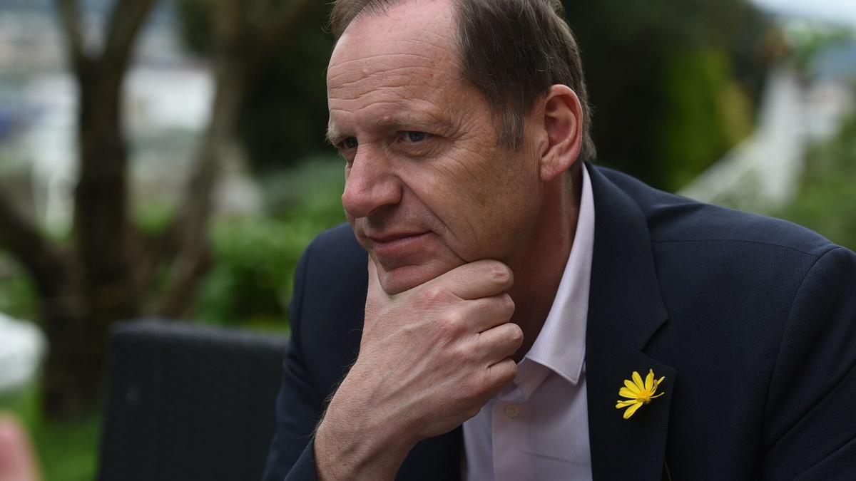 El director del Tour de Francia, reflexivo.