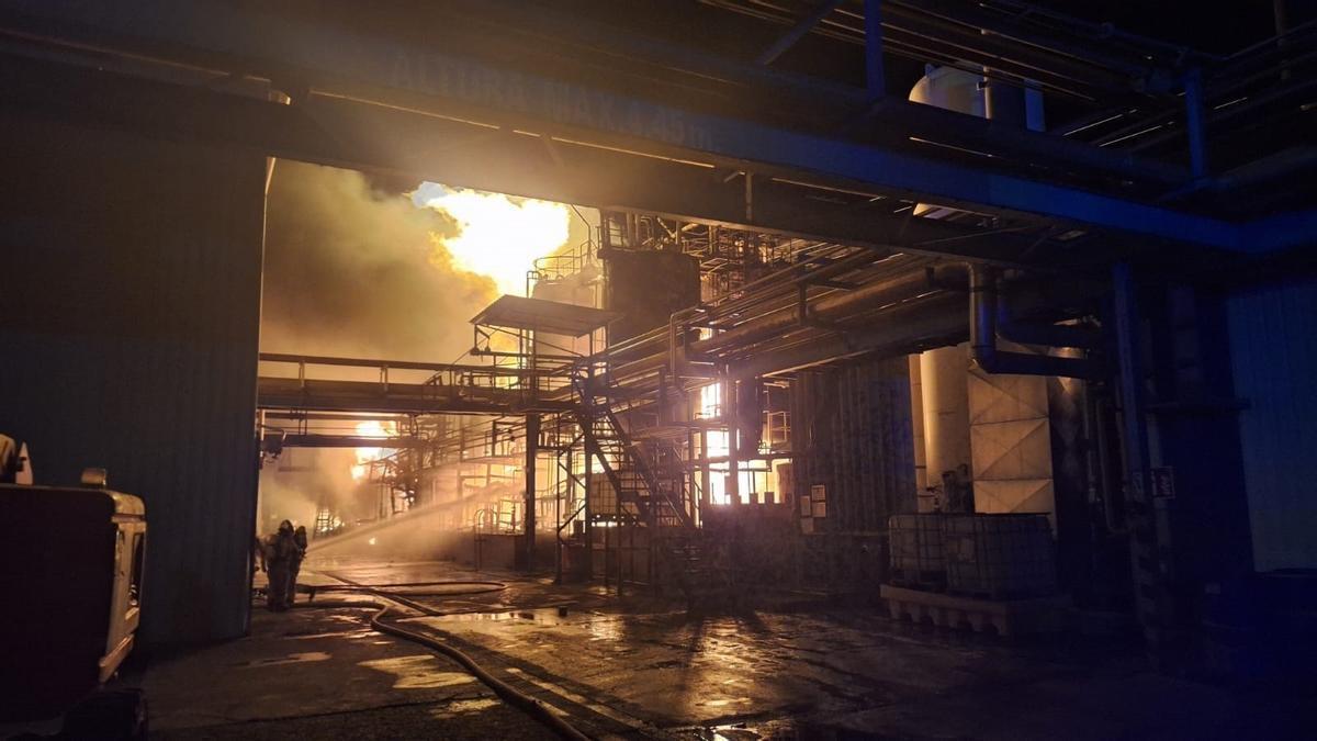 El incendio en las instalaciones de la empresa química Unión Derivan, ubicada en el polígono El Campillo, en el término municipal de Zuera (Zaragoza).