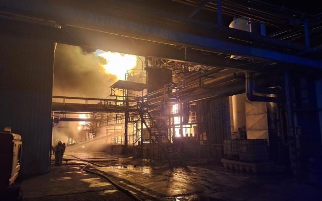 El incendio en las instalaciones de la empresa química Unión Derivan, ubicada en el polígono El Campillo, en el término municipal de Zuera (Zaragoza). / Bomberos del Ayuntamiento de Zaragoza El incendio en las instalaciones de la empresa química Unión Derivan, ubicada en el polígono El Campillo, en el término municipal de Zuera (Zaragoza).