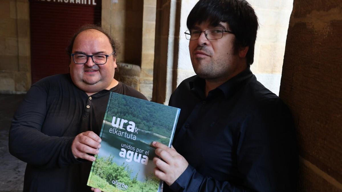 Los autores del libro, Iñigo Imaz e Iñaki Etxaniz, con la publicación.