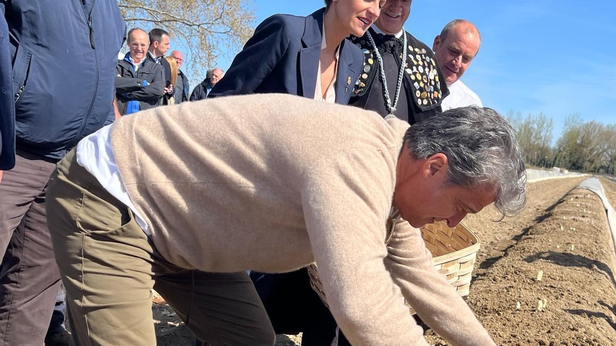 Carles Abellán, recogiendo el primer Espárrago de Navarra junto a la presidenta María Chivite.