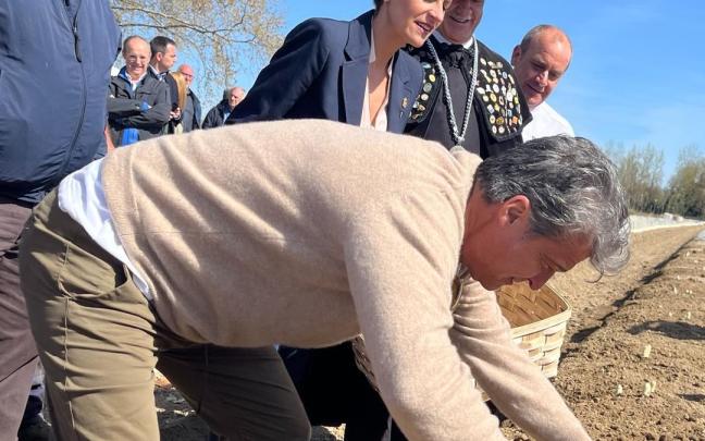Carles Abellán, recogiendo el primer Espárrago de Navarra junto a la presidenta María Chivite.
