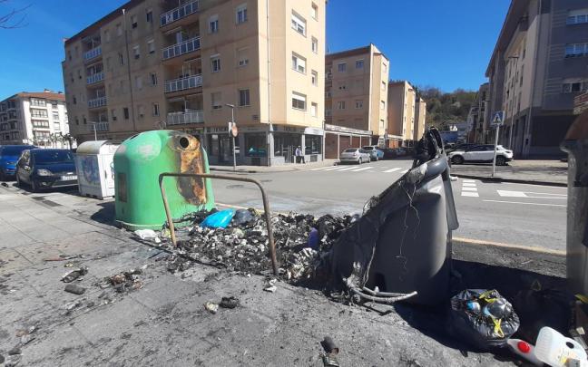 Una imagen de contenedores quemados en los últimos meses.