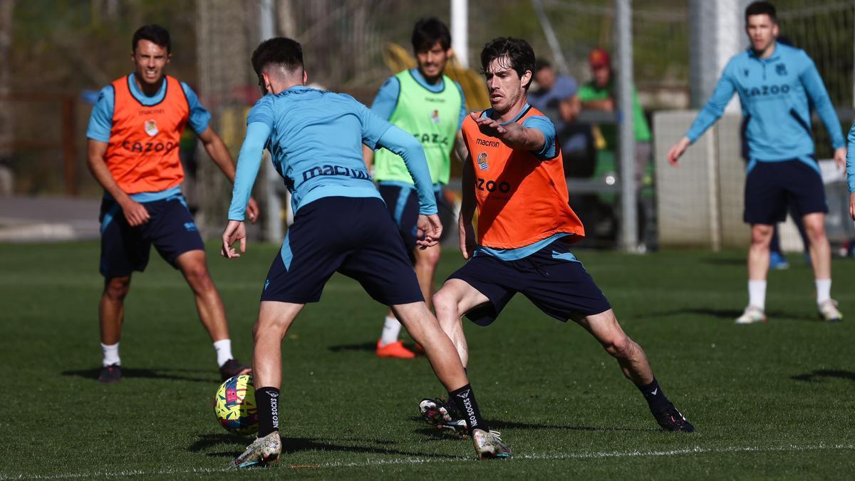 Aritz, en el entrenamiento de este lunes en Zubieta, junto a Robert Navarro, Guevara, David Silva y Zubeldia. / R.S.