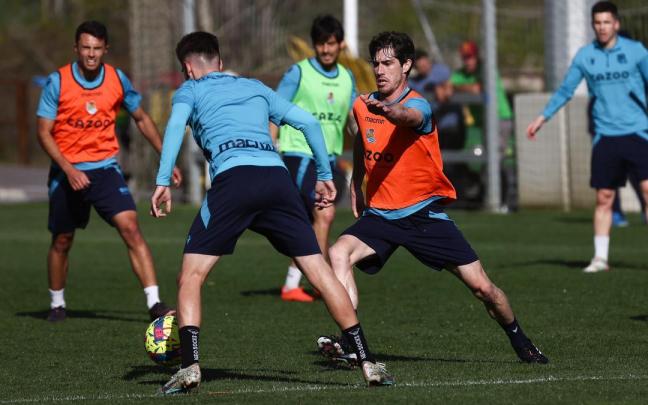 Aritz, en el entrenamiento de este lunes en Zubieta, junto a Robert Navarro, Guevara, David Silva y Zubeldia. Aritz, en el entrenamiento de este lunes en Zubieta, junto a Robert Navarro, Guevara, David Silva y Zubeldia.
