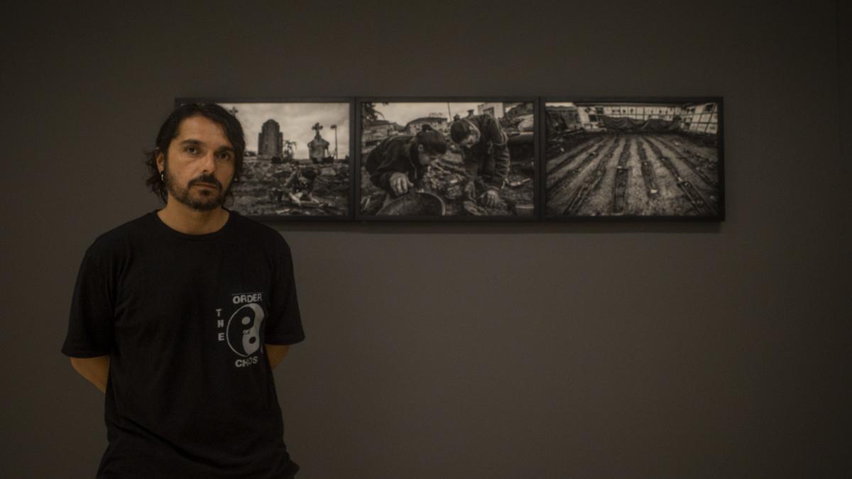 El fotógrafo Mauro Saravia en el Museo de Orduña junto a imágenes de su exposición 'Lupi Belarra'