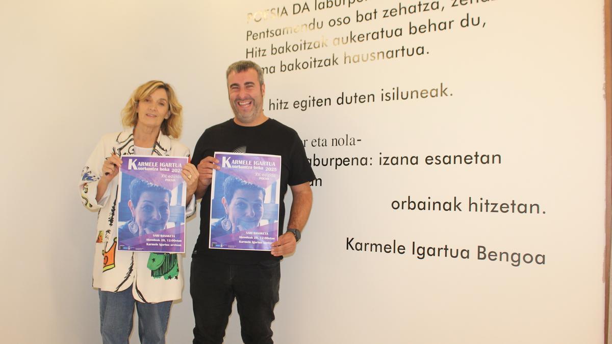 Itziar Gomez (Bergarako Idazle Eskola) eta Aretxabaletako Kultura zinegotzia, Ibai Zangitu, aurkezpenean.