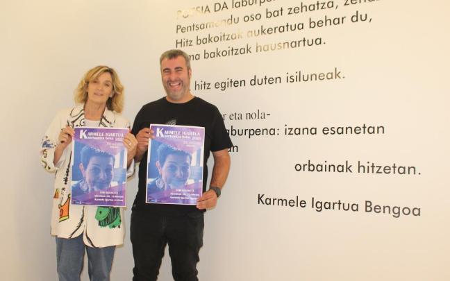 Itziar Gomez (Bergarako Idazle Eskola) eta Aretxabaletako Kultura zinegotzia, Ibai Zangitu, aurkezpenean.