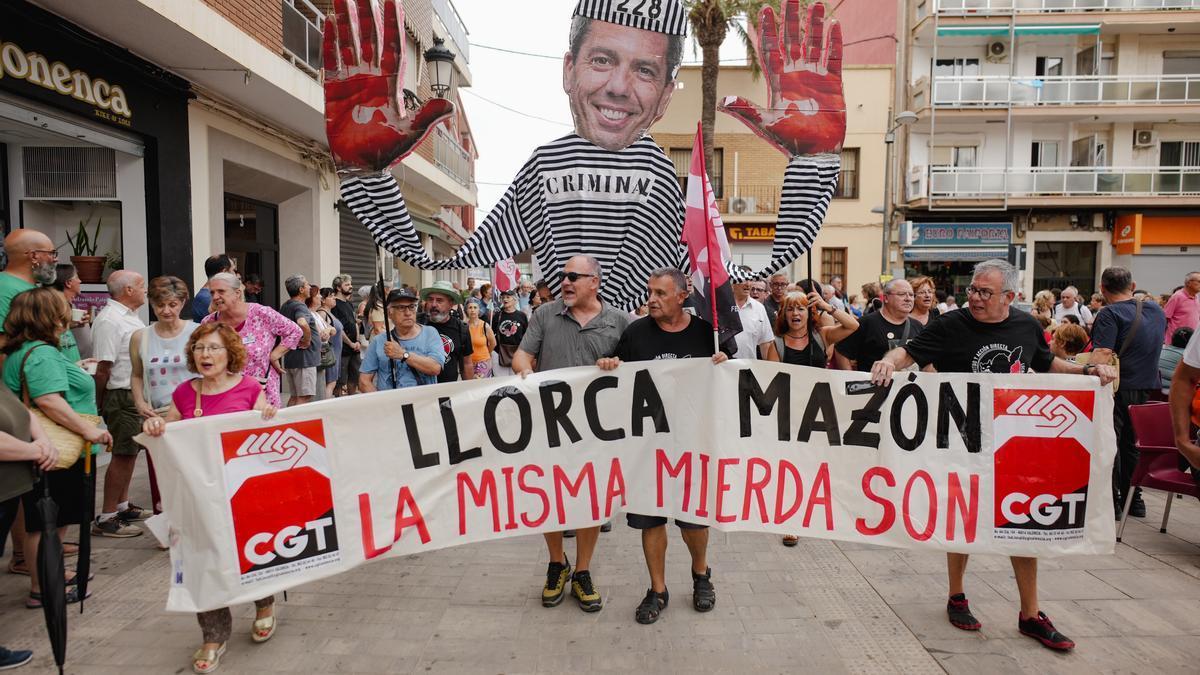 Decenas de personas durante una manifestación reclamaban la supresión del aforamiento del expresidente de la Generalitat Carlos Mazón