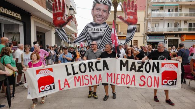 Decenas de personas durante una manifestación reclamaban la supresión del aforamiento del expresidente de la Generalitat Carlos Mazón