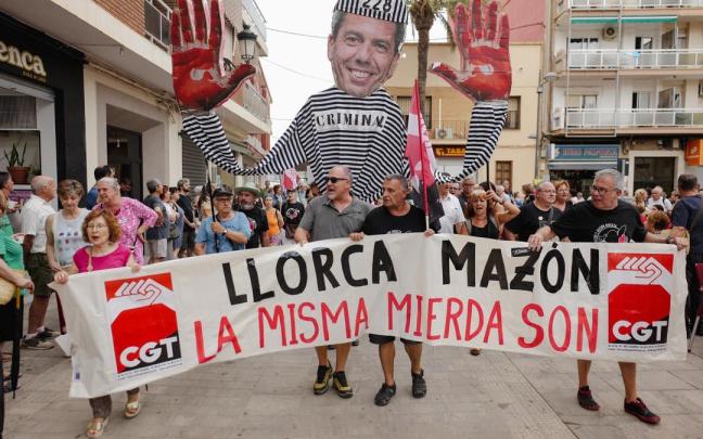 Decenas de personas durante una manifestación reclamaban la supresión del aforamiento del expresidente de la Generalitat Carlos Mazón