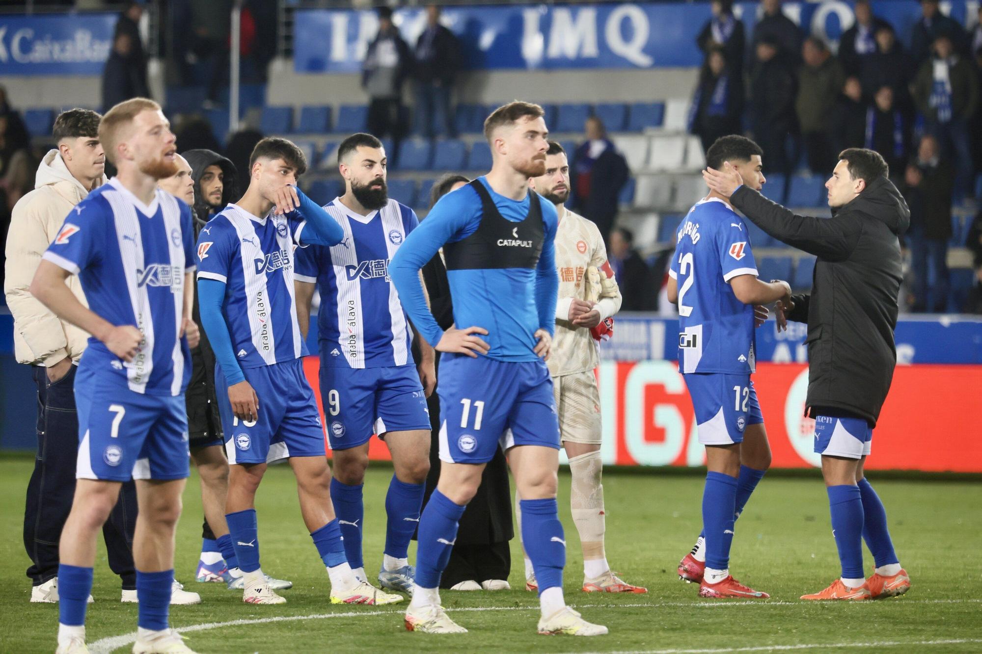 Los jugadores del Deportivo Alavés después de caer derrotados frente al Rayo Vallecano. Foto: DNA