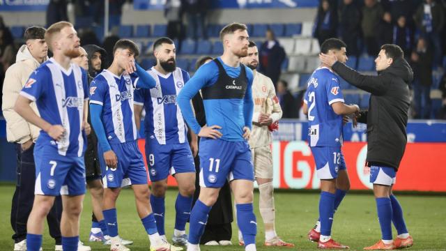Los jugadores del Deportivo Alavés después de caer derrotados frente al Rayo Vallecano. Foto: DNA Los jugadores del Deportivo Alavés después de caer derrotados frente al Rayo Vallecano. Foto: DNA