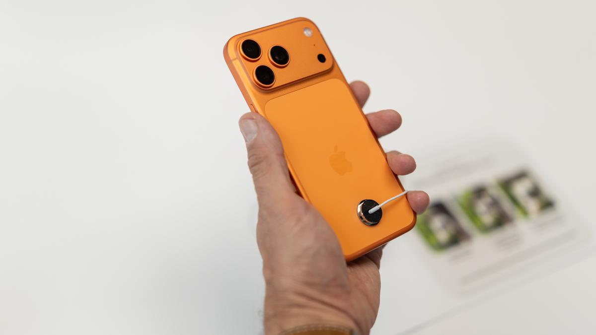Detalle de un iPhone 17.