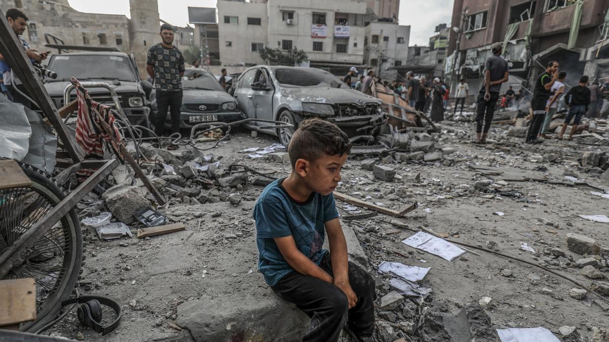 Un niño palestino entre los escombros de la ciudad de Jan Yunis.