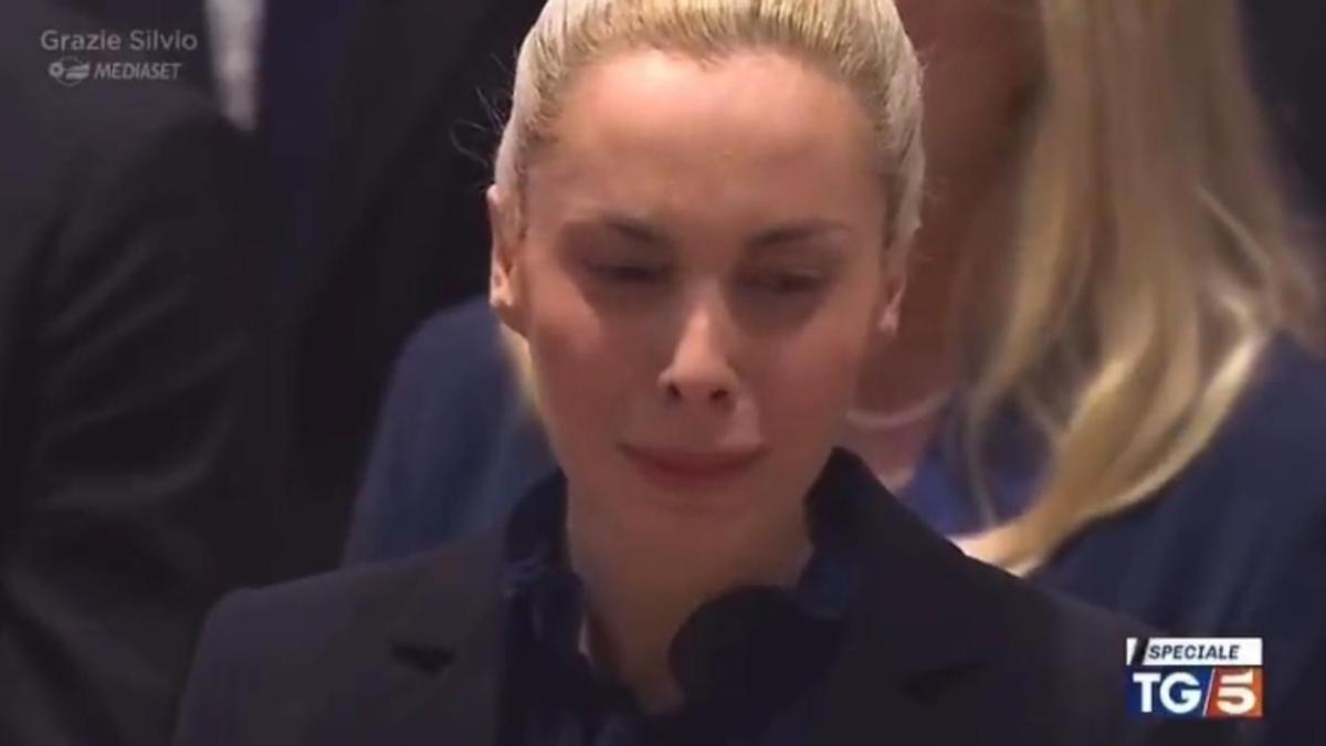 Marta Fascina durante el funeral de Berlusconi.