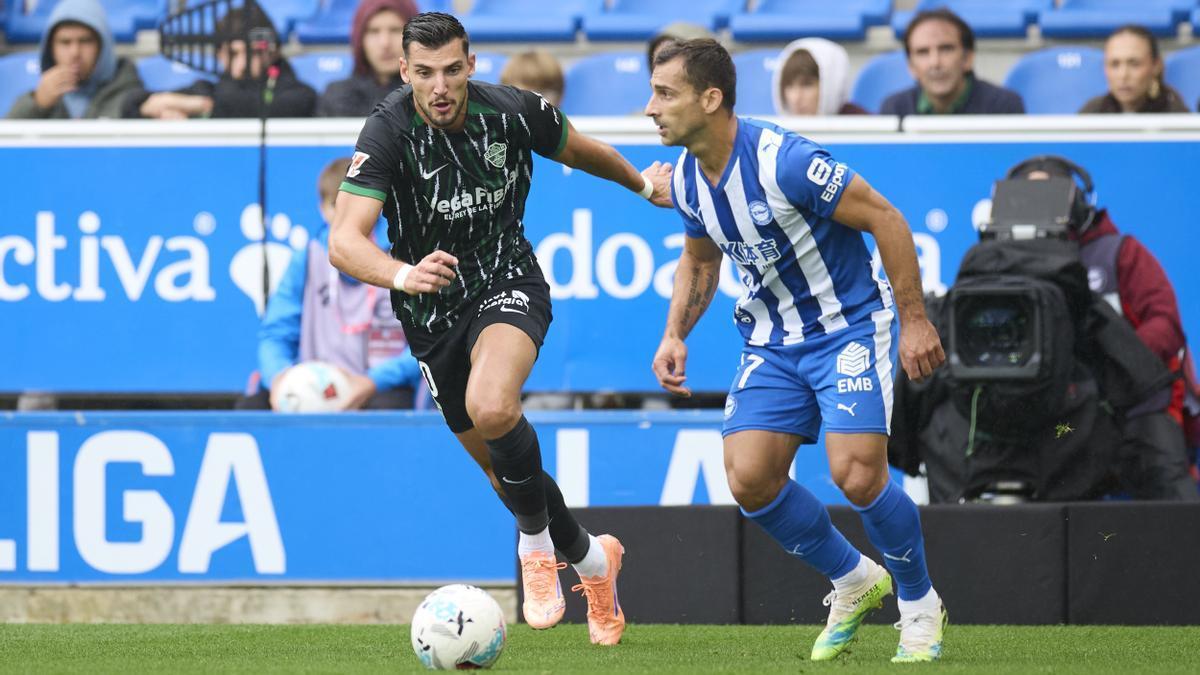 Rafa Mir, a la izquierda, trata de arrebatar el balón a Jonathan Castro.