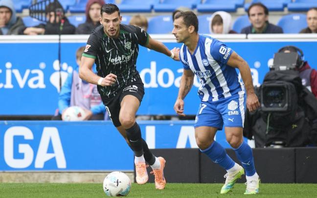 Rafa Mir, a la izquierda, trata de arrebatar el balón a Jonathan Castro.