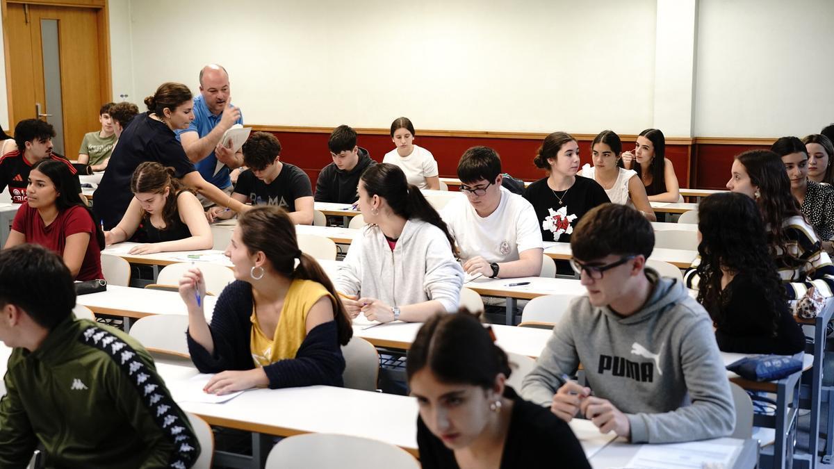 Estudiantes en un examen de la Prueba de Acceso a la Universidad (PAU).