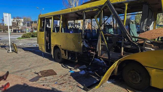 Ataque ruso contra un autobús civil en Nikópol, Ucrania.