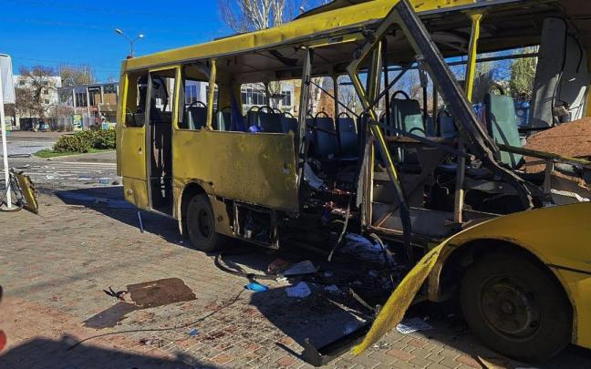 Ataque ruso contra un autobús civil en Nikópol, Ucrania.
