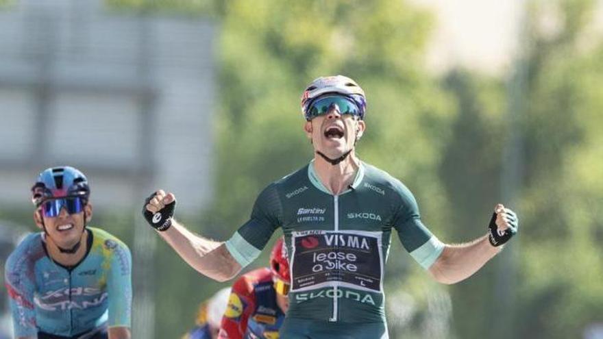 Van Aert festeja la victoria en Córdoba.