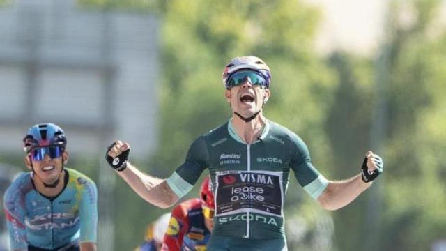 Van Aert festeja la victoria en Córdoba.