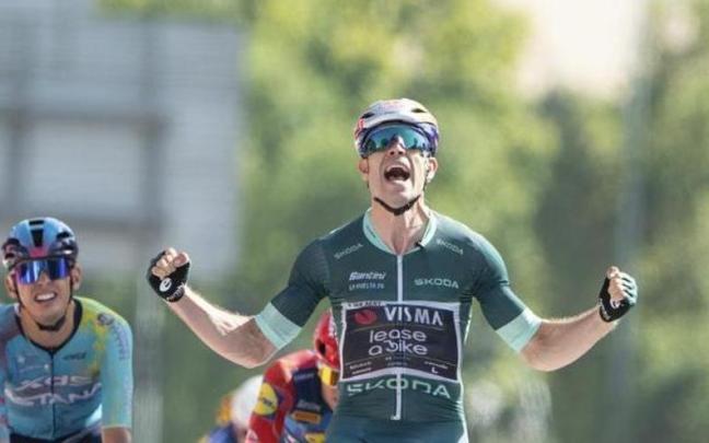 Van Aert festeja la victoria en Córdoba.