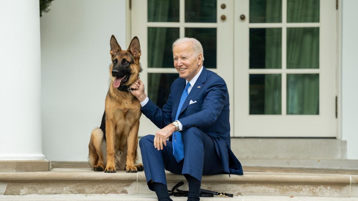 Biden posa junto a su perro, Commander, ante la Casa Blanca.