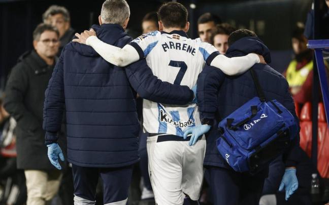 Ander Barrenetxea abandona el terreno de juego sin poder apoyar la pierna derecha, este sábado en El Sadar. / JESUS DIGES