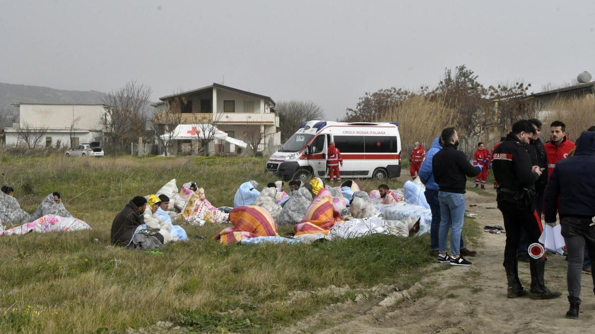 Decenas de muertos al naufragar un barco cerca de las costas de Calabria (Italia).