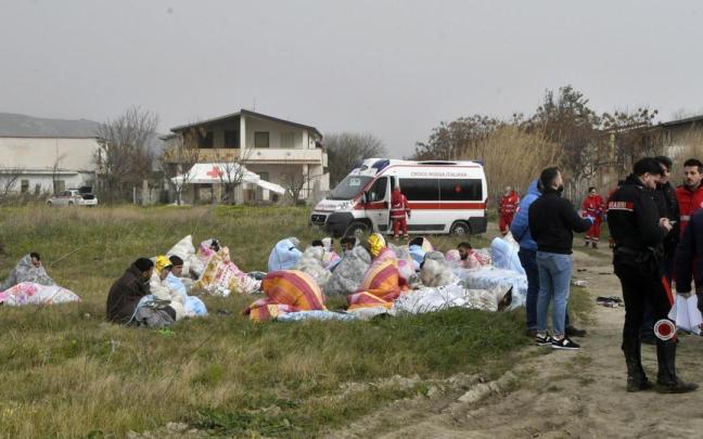 Decenas de muertos al naufragar un barco cerca de las costas de Calabria (Italia). Decenas de muertos al naufragar un barco cerca de las costas de Calabria (Italia).