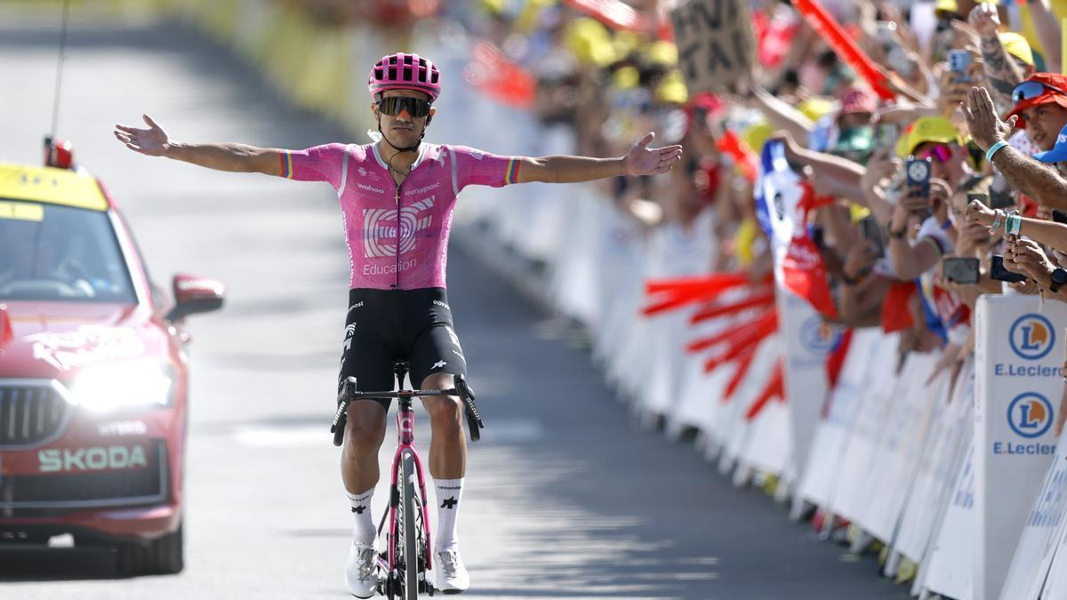 Carapaz festeja la victoria.