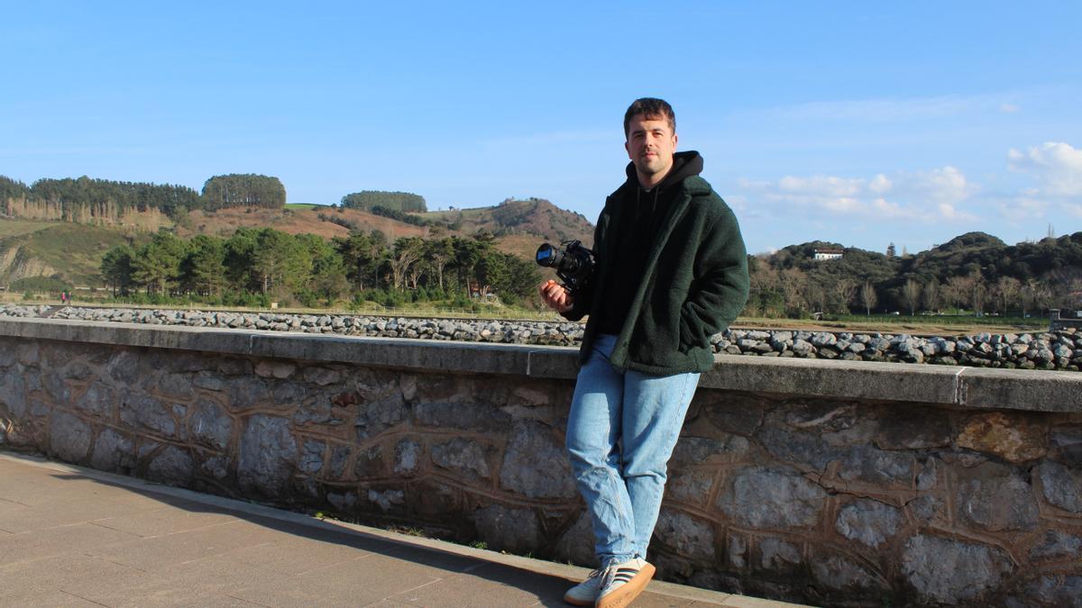 Iñaki Agirrezabalaga posando con su cámara camino al faro de Zumaia.