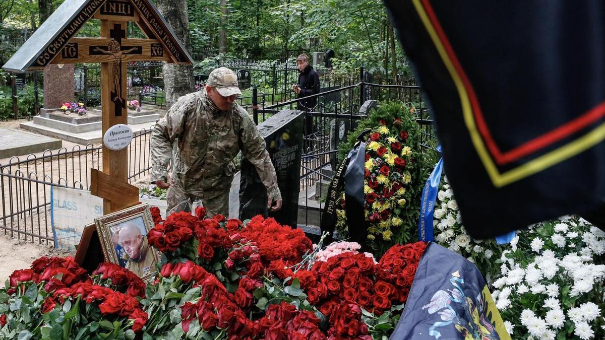 Un soldado visita la tumba de Prigozhin en San Petersburgo.
