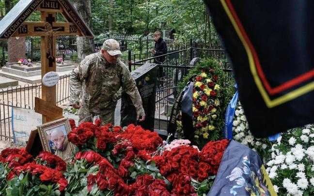 Un soldado visita la tumba de Prigozhin en San Petersburgo. Un soldado visita la tumba de Prigozhin en San Petersburgo.