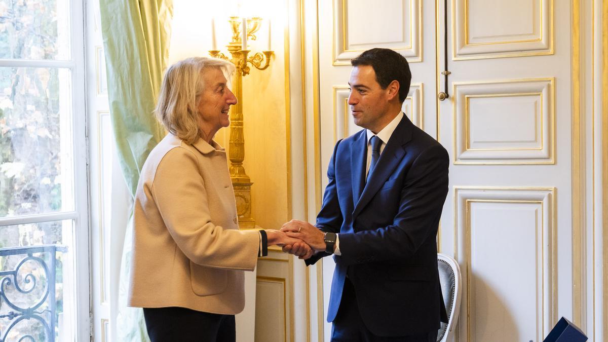 La ministra francesa para el Mar y la Pesca, Catherine Chabaud, con Pradales en París.