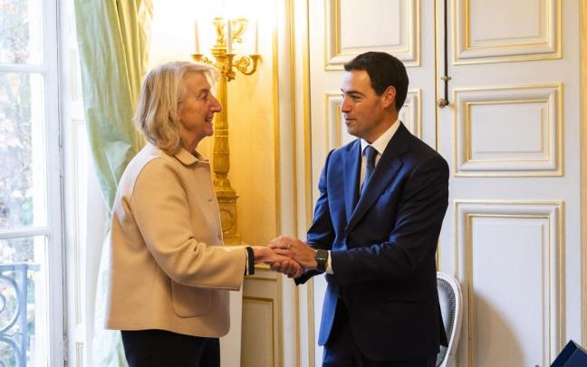 La ministra francesa para el Mar y la Pesca, Catherine Chabaud, con Pradales en París.