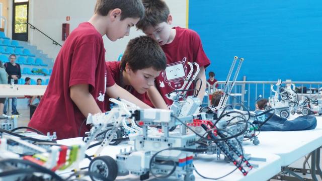 Escolares dando forma a un proyecto de robótica en un encuentro en Elgoibar.