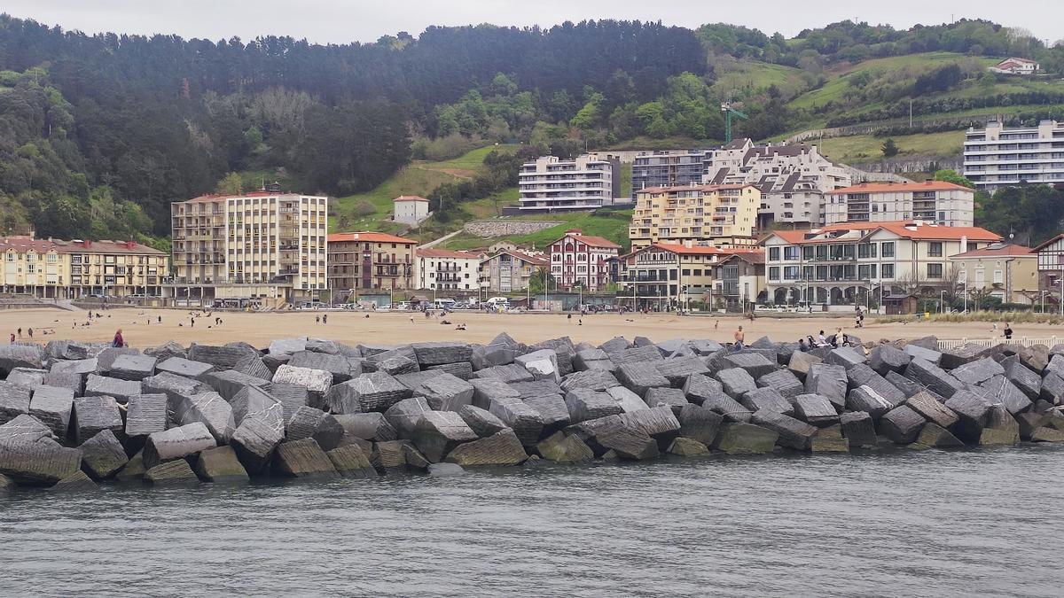 Vista de la playa de Deba durante una de las jornadas festivas de la Semana Santa que acaba de finalizar