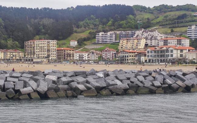 Vista de la playa de Deba durante una de las jornadas festivas de la Semana Santa que acaba de finalizar / Aitor Zabala Vista de la playa de Deba durante una de las jornadas festivas de la Semana Santa que acaba de finalizar