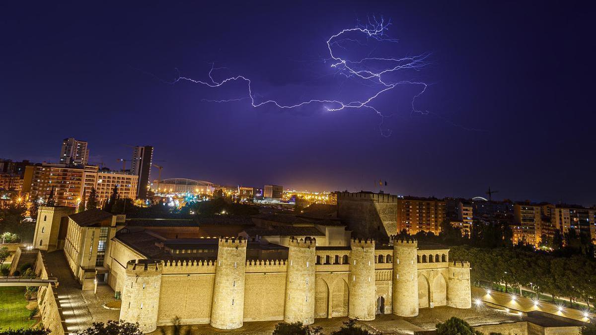 Tormenta eléctrica sobre Zaragoza esta semana.