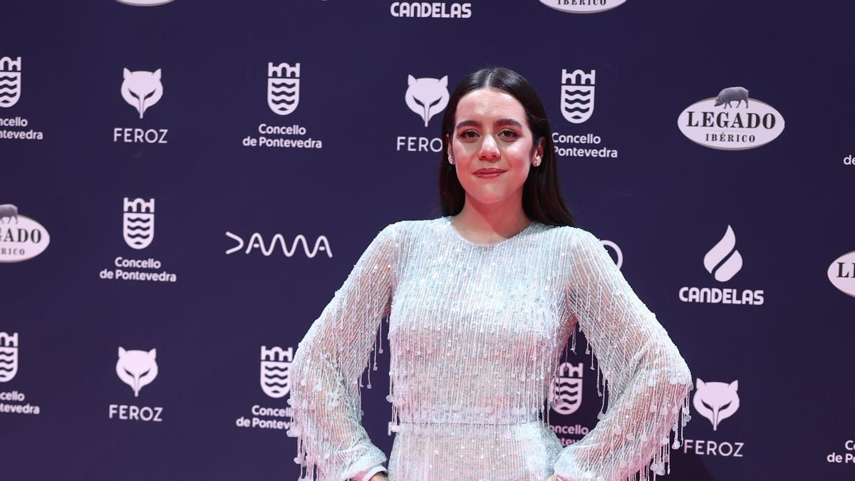 La cantautora Valeria Castro posa en la alfombra roja de los Premios Feroz 2025.