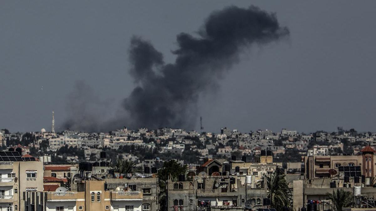 Bombardeo israelí sobre Khan Yunis.